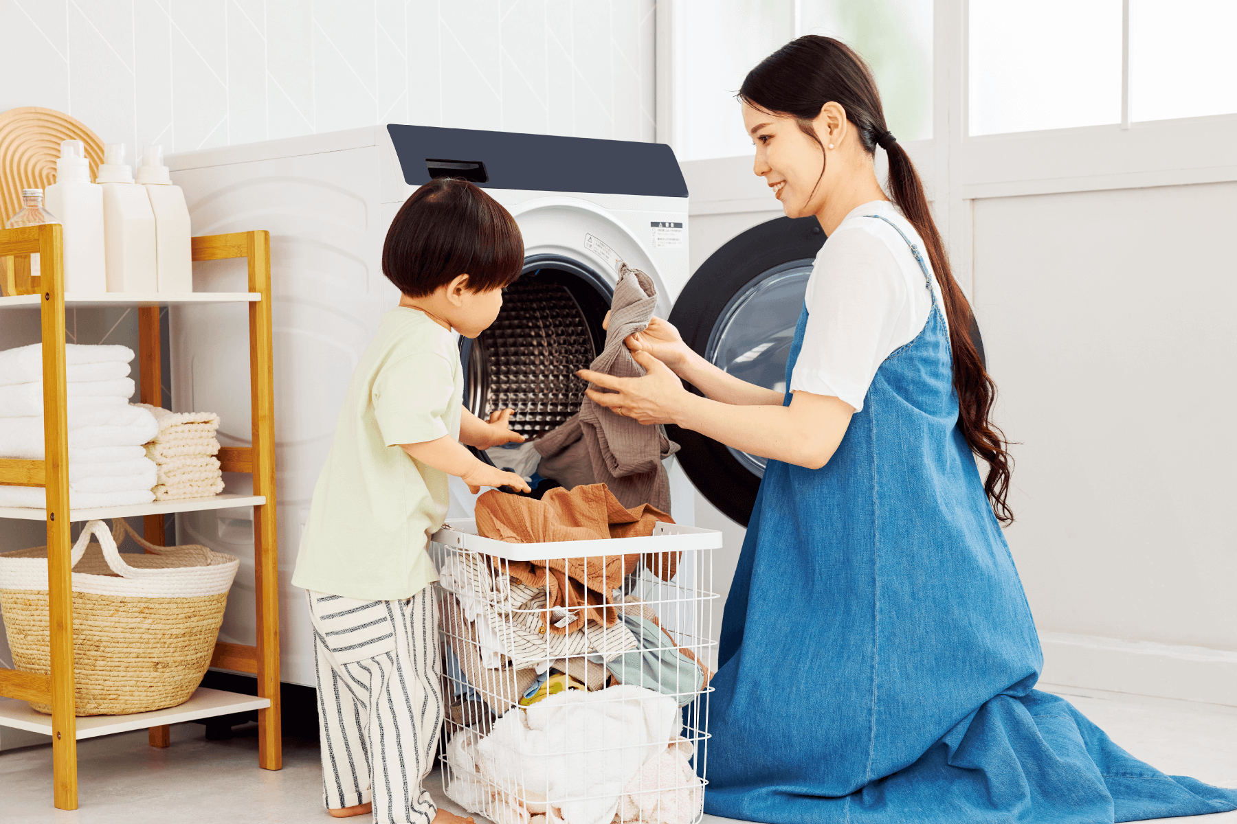 読者モデルの律人（りと）くんと響子ママが［まっ直ぐドラム2.0］から洗濯物を取り出している画像