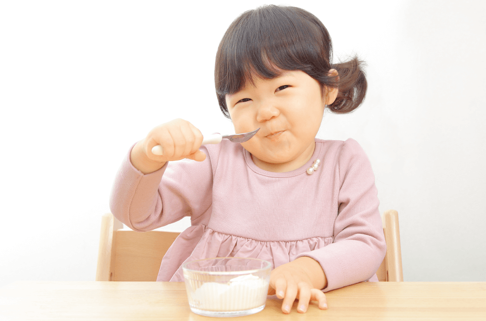 読者モデルのかほちゃん（2歳８ヵ月）が笑顔で「ハーゲンダッツ『バニラ』」を食べる画像