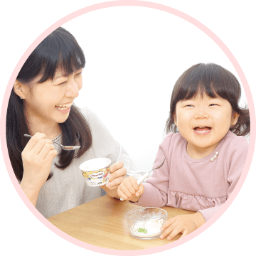 読者モデルのひろみママ、かほちゃん（2歳８ヵ月）が「ハーゲンダッツ『バニラ』」を食べている画像
