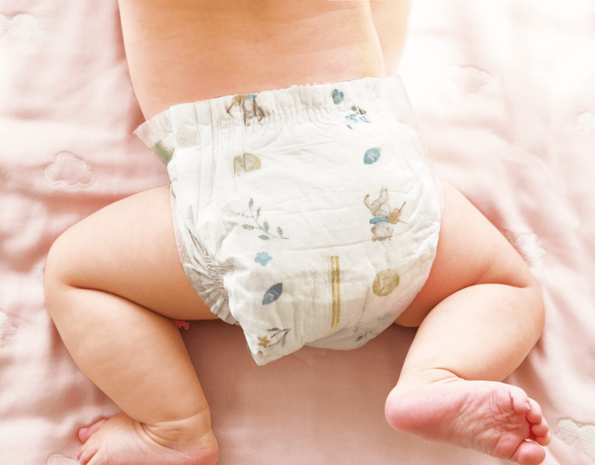 絵本の世界をモチーフにした上品なデザインのオムツをはいている赤ちゃんの後ろ姿の画像