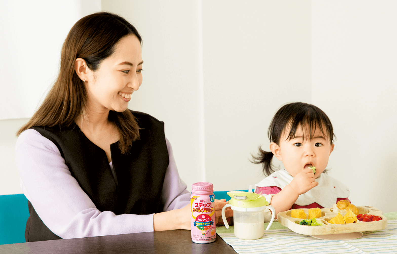 読者モデルの千晴ママ、と食事中のれいあちゃん（1歳４ヵ月）の画像